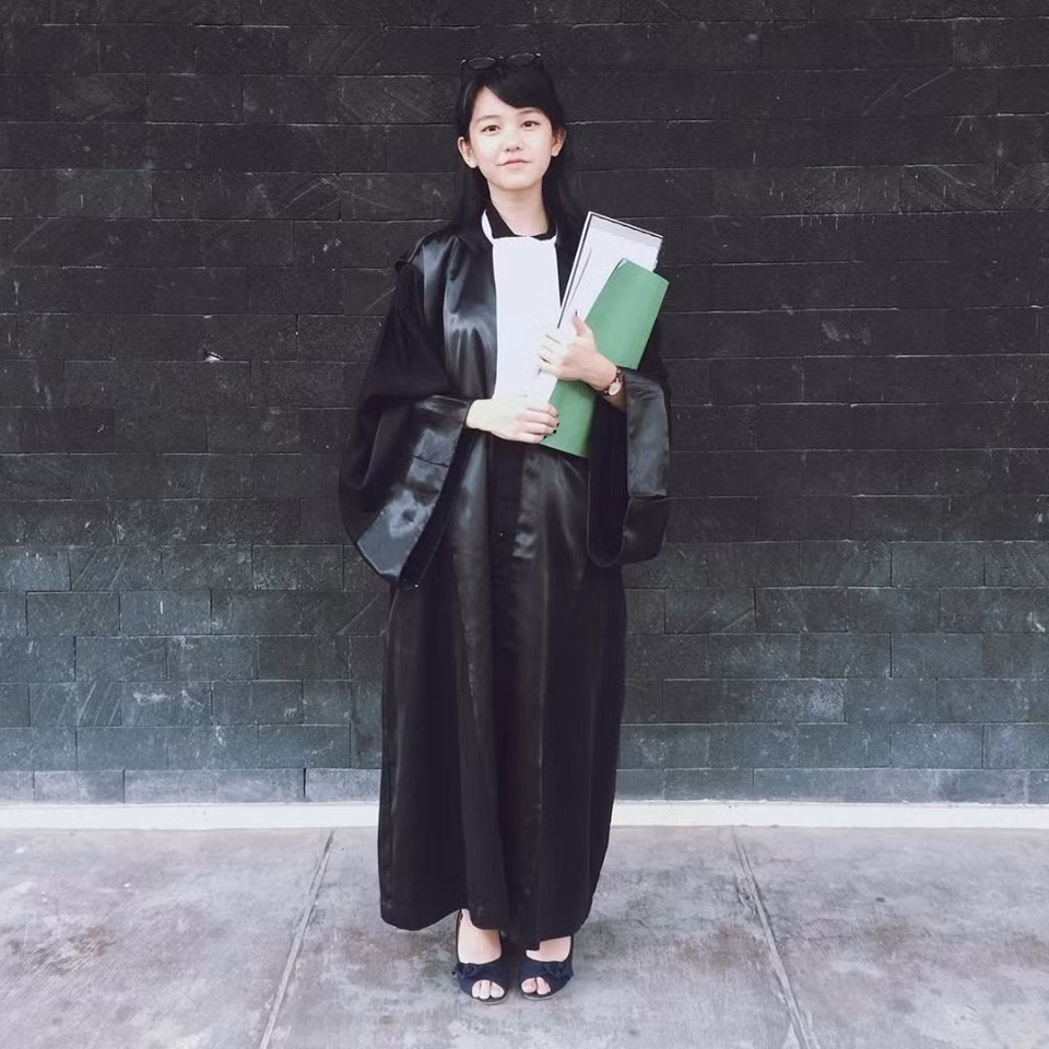 Khi ấy, Ann đang theo học khoa Luật, Đại học Gadjah Mada tại Yogyakarta, Indonesia. Cô được tham gia vào một phiên tòa giả định và thẩm phán là vị trí mà cô được phân vai. Việc hình ảnh trong tiết học của mình được lan truyền rộng rãi cũng khiến bản thân nữ sinh này cảm thấy bất ngờ.