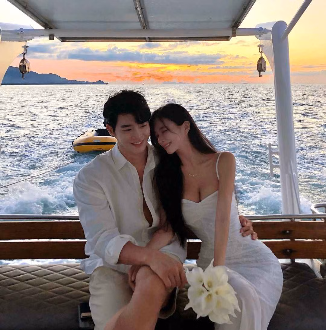 Cả hai có vẻ ngoài được nhiều cư dân mạng ví như “xé truyện bước ra” cùng chuyện tình ngọt ngào, lãng mạn như câu chuyện tổng tài và nữ thư ký trong phim ngôn tình.