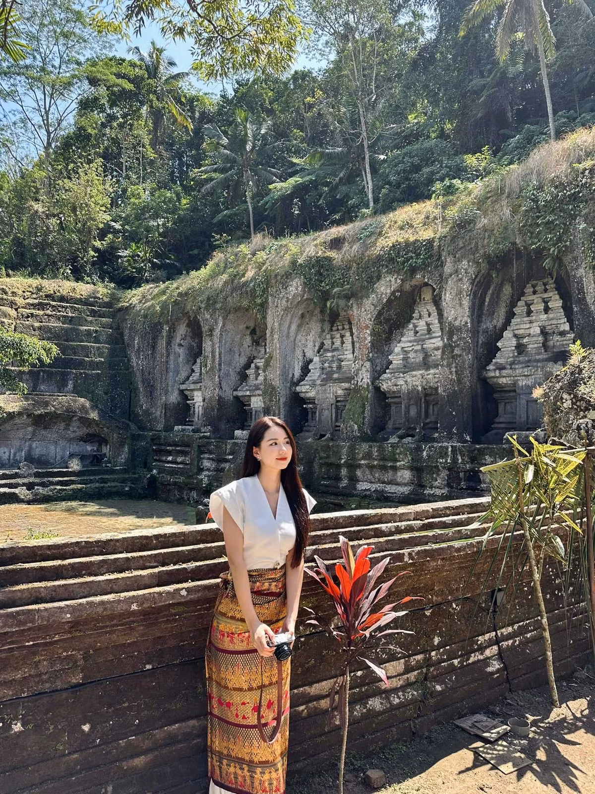 Tuy nhiên cũng xuất hiện những bình luận thắc mắc về chú rể, có người còn khẳng định chắc chắn đây phải là đại gia hoặc thiếu gia thì mới cưới được cô dâu xinh đẹp như Minh Phụng.