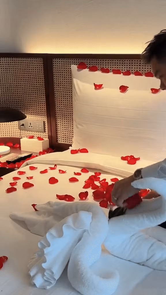 Theo đó, đây là dịch vụ chuẩn bị phòng cưới cho các cặp vợ chồng son, được khách sạn setup hoa tươi khắp phòng và rải trên giường ngủ. Tuy nhiên, để nằm ngủ được thì phải "tự thân vận động", vì không tự dọn thì sao ngủ được. Minh Phụng còn hài hước kể rằng "may quá, tui không dọn mà chồng tui dọn".