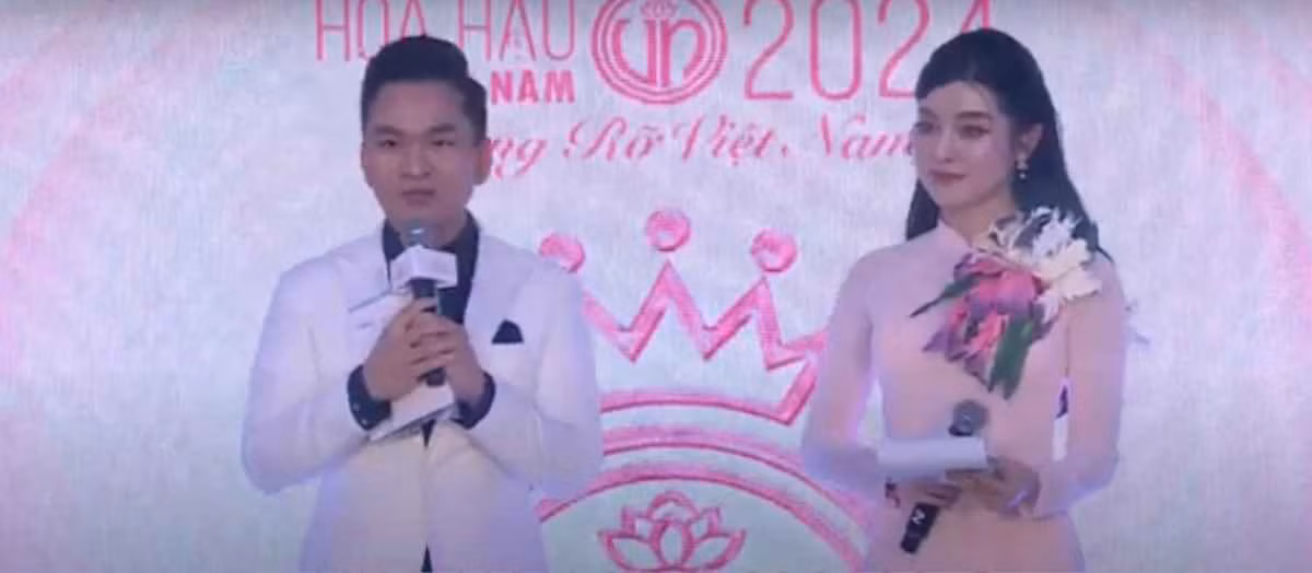 Cụ thể, trong phần giới thiệu, nam MC Hạnh Phúc dẫn cùng Huyền My nhầm lẫn khi giới thiệu Á hậu 1 là Lê Nguyễn Ngọc Hằng. Khi được gọi tên, Ngọc Hằng vẫn đứng dậy chào khán giả nhưng không giấu được vẻ ngơ ngác trước tình huống khó xử.