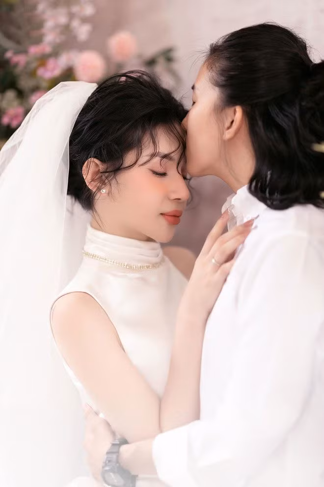 Eira Nhi gây ấn tượng mạnh với vẻ ngoài nữ tính, nhan sắc ngọt ngào, Huỳnh Tú “ghi điểm” bởi vẻ ngoài lịch lãm, bảnh bao. Trong những khoảnh khắc đứng cạnh nhau, hai cô gái được nhận xét là “trời sinh một cặp”.