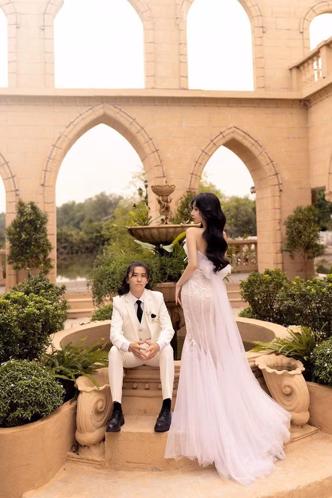 Gia đình Ngọc Tú sau những phút đầu e ngại cũng hết lòng tác hợp cho cặp đôi. Eira tâm sự, bản thân cô cố gắng mở lòng, tiến lên một bước để làm thân với gia đình người yêu, từ đó lấy được thiện cảm và sự yêu bến của bố mẹ Huỳnh Tú.
