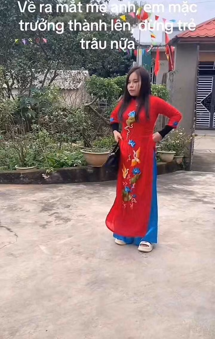 Người xem bật cười khi xem cảnh những cô gái trẻ "thế hệ trà sữa" mặc kiểu áo dài cho người đứng tuổi, thậm chí diện luôn bộ áo nâu của các bà để ra mắt bố mẹ chồng tương lai, đảm bảo "giao diện" thể hiện đúng phong cách người phụ nữ của gia đình.