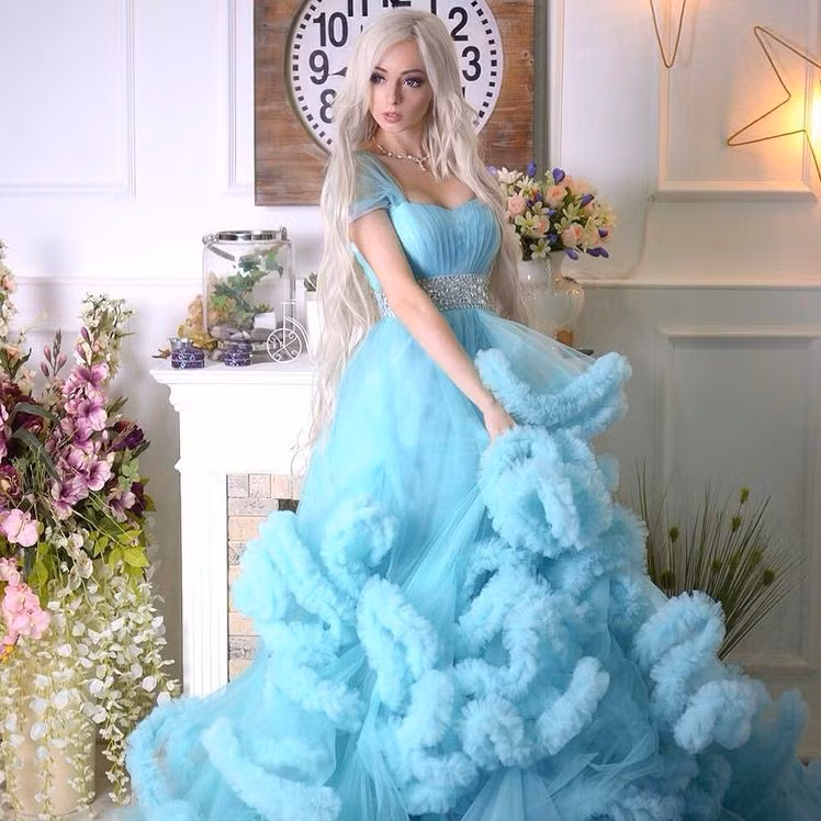 Alina từng bị nhiều người nghi ngờ đụng chạm dao kéo bởi gương mặt giống búp bê. Tuy nhiên, cô nàng đã lên tiếng giải thích rằng vẻ ngoài nổi trội một phần nhờ vào nghệ thuật trang điểm.