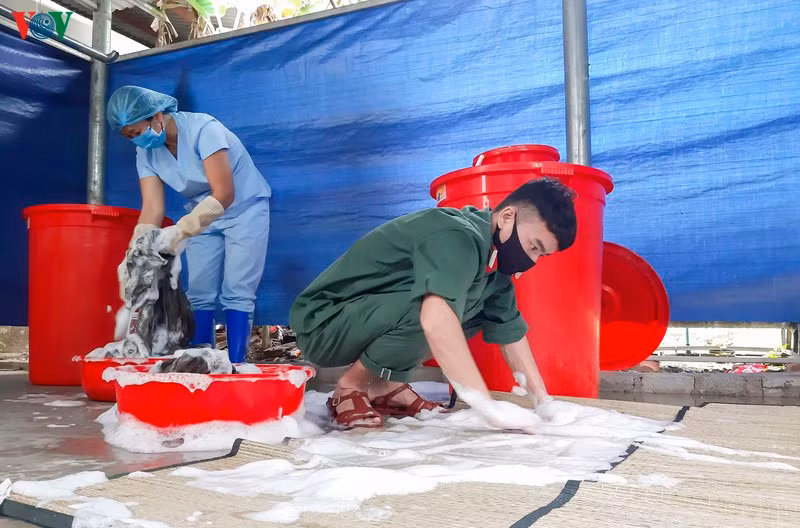 Những người ở phía sau cuộc chiến chống dịch COVID-19 - Hình 3 Nhung nguoi o phia sau cuoc chien chong dich COVID-19-Hinh-3