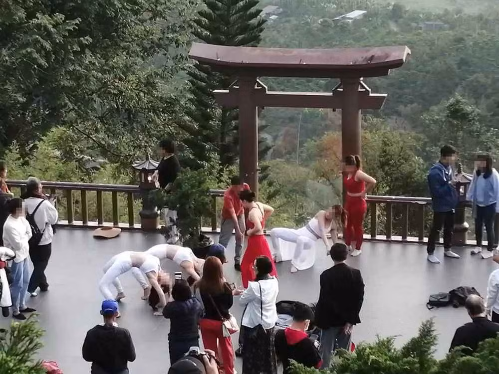 Bên cạnh đó, trang phục của các bạn trẻ khi tới nơi linh thiêng như chùa, đền,... cũng gây xôn xao không kém.
