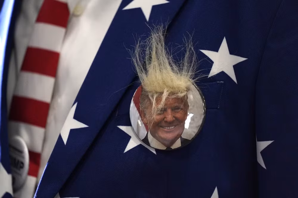 Trong bài phát biểu kéo dài gần một giờ đồng hồ, Tổng thống Mỹ Donald Trump đề cập đến án phạt tù bắt buộc đối với hành vi đốt quốc kỳ Mỹ và các vụ sát hại cảnh sát trong phong trào biểu tình. Ảnh: AP.