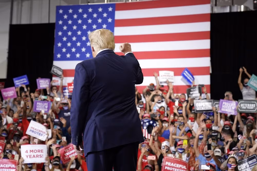 Ông Trump cũng tung ra nhiều đòn tấn công nhắm vào ông Joe Biden, ứng viên tổng thống của đảng Dân chủ. Ông Trump nhận xét đối thủ là một chính trị gia mệt mỏi và “không thích hợp để làm tổng thống”. Ảnh: AP.