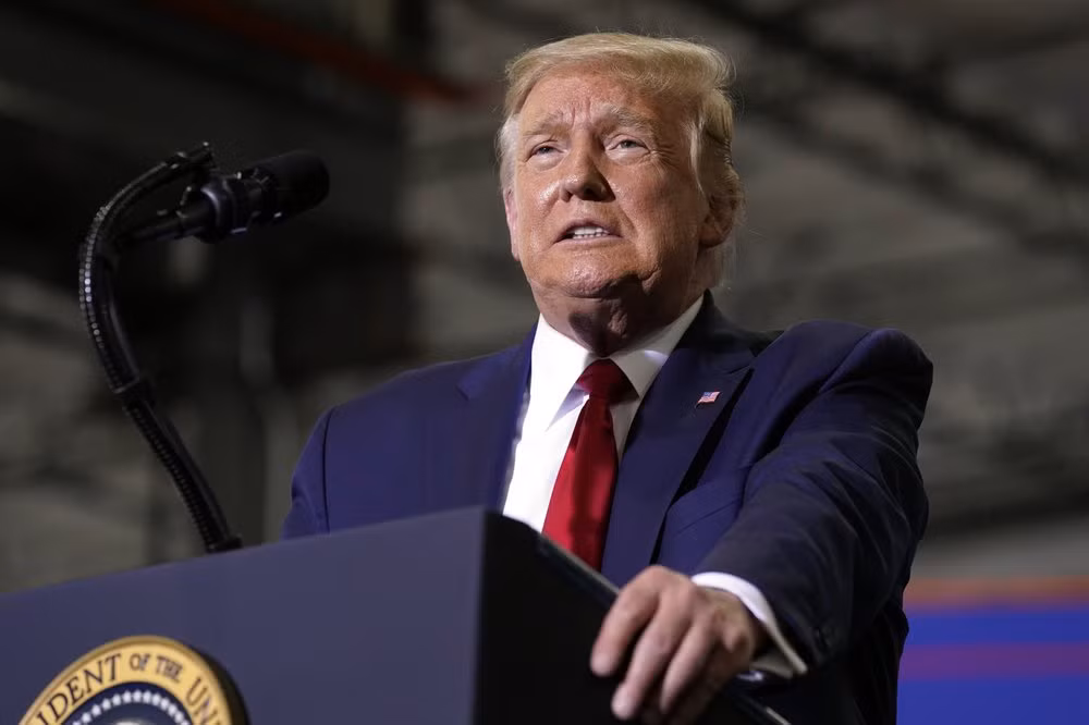 Tổng thống Mỹ Donald Trump cũng phàn nàn về cách đưa tin thiên vị của một số cơ quan thông tấn. “Có thể ông Biden sẽ thắng vì họ không thích tôi, họ không thích tính cách của tôi”, ông Trump nhận định. Ảnh: AP.