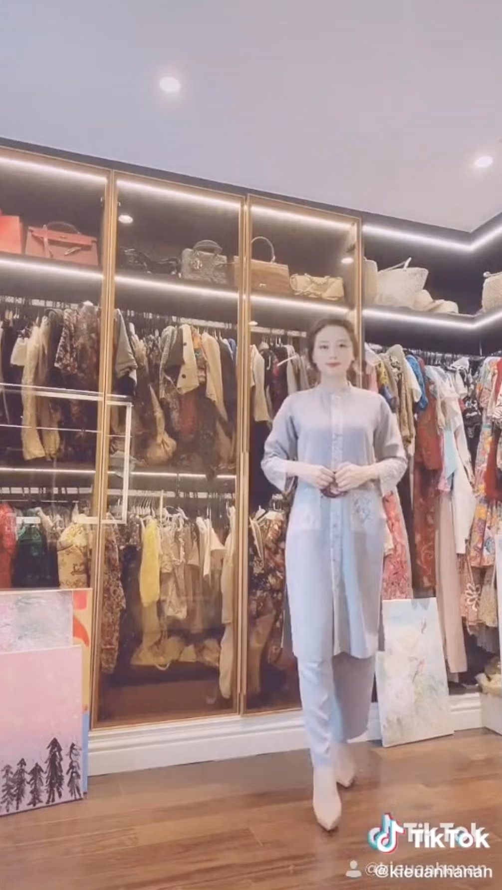 Đúng là làm dâu hào môn chẳng có gì ngoài đồ hiệu, nhìn vào tủ đồ của Anan Nguyễn là mọi người đủ hiểu.