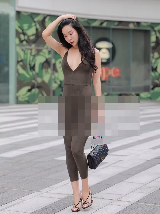 Sau khi bộ ảnh lộ hàng khi mặc jumpsuit của hội chị em xuất hiện, không ít ý kiến bình luận của dân mạng để lại. Đa phần đều cho rằng, trang phục này rất dễ "phản chủ" nếu chủ nhân không ngắm kĩ lưỡng.
