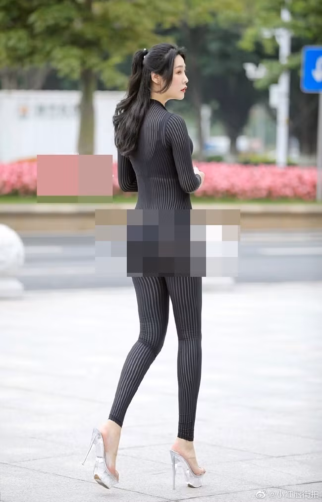 Đẹp đẽ chưa thấy đâu nhưng những bộ jumpsuit mới đây bị xếp vào loạt trang phục bất tiện, gây phiền phức. Thậm chí, còn thời trang phản cảm khi bó sát vào cơ thể để lộ những vùng nhạy cảm.