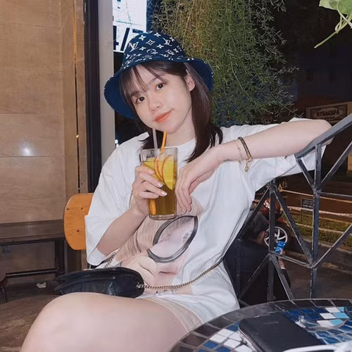 Tuy nhiên, cũng không loại trừ khả năng đây chỉ là "cú lừa" của Huỳnh Anh, biết đâu cô nàng này chỉ đang đăng ảnh "sống ảo".