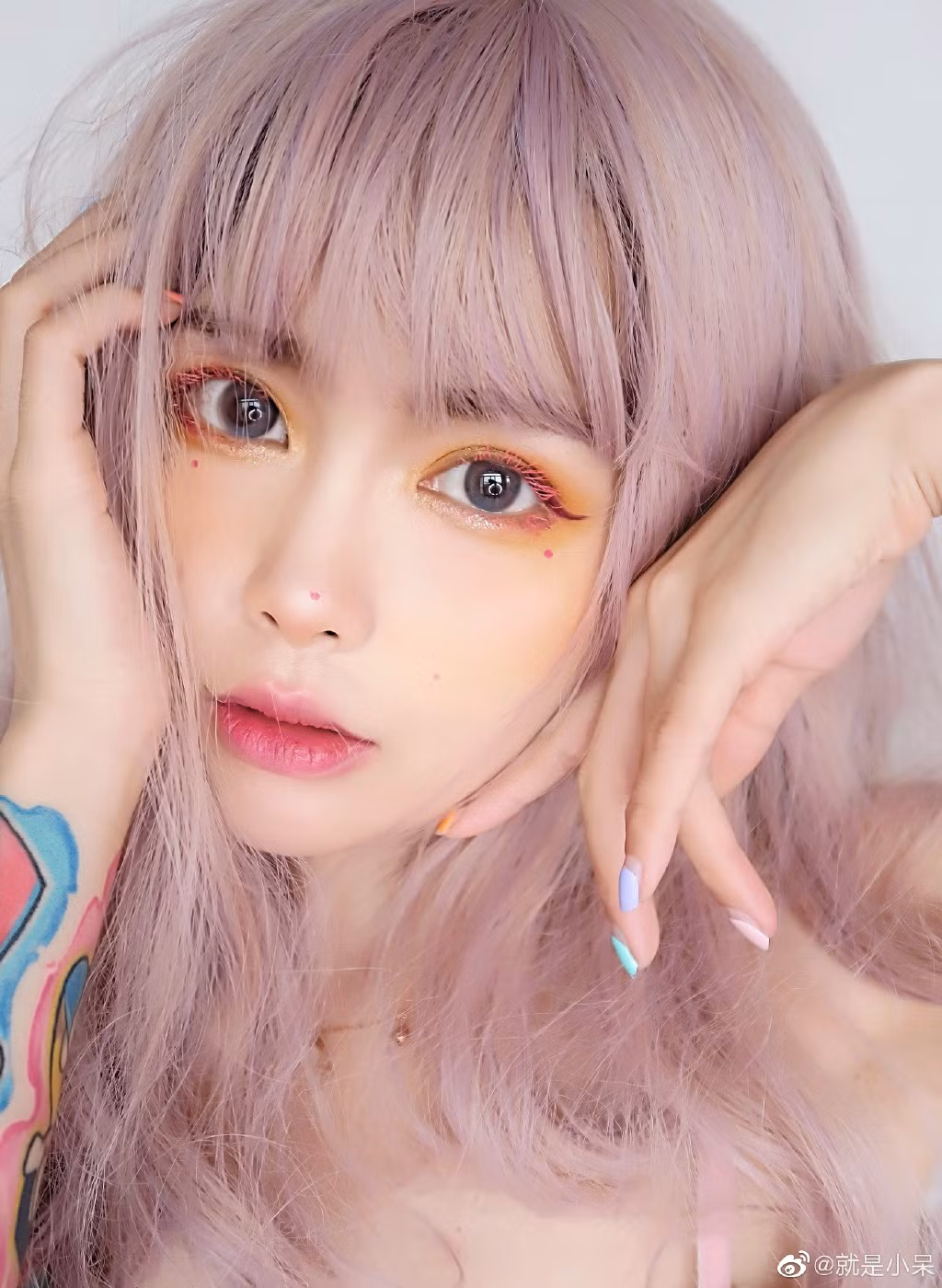 Gương mặt Tiểu Ngai để lộ nhiều khuyết điểm trong một lần livestream mà quên bật hiệu ứng làm đẹp.
