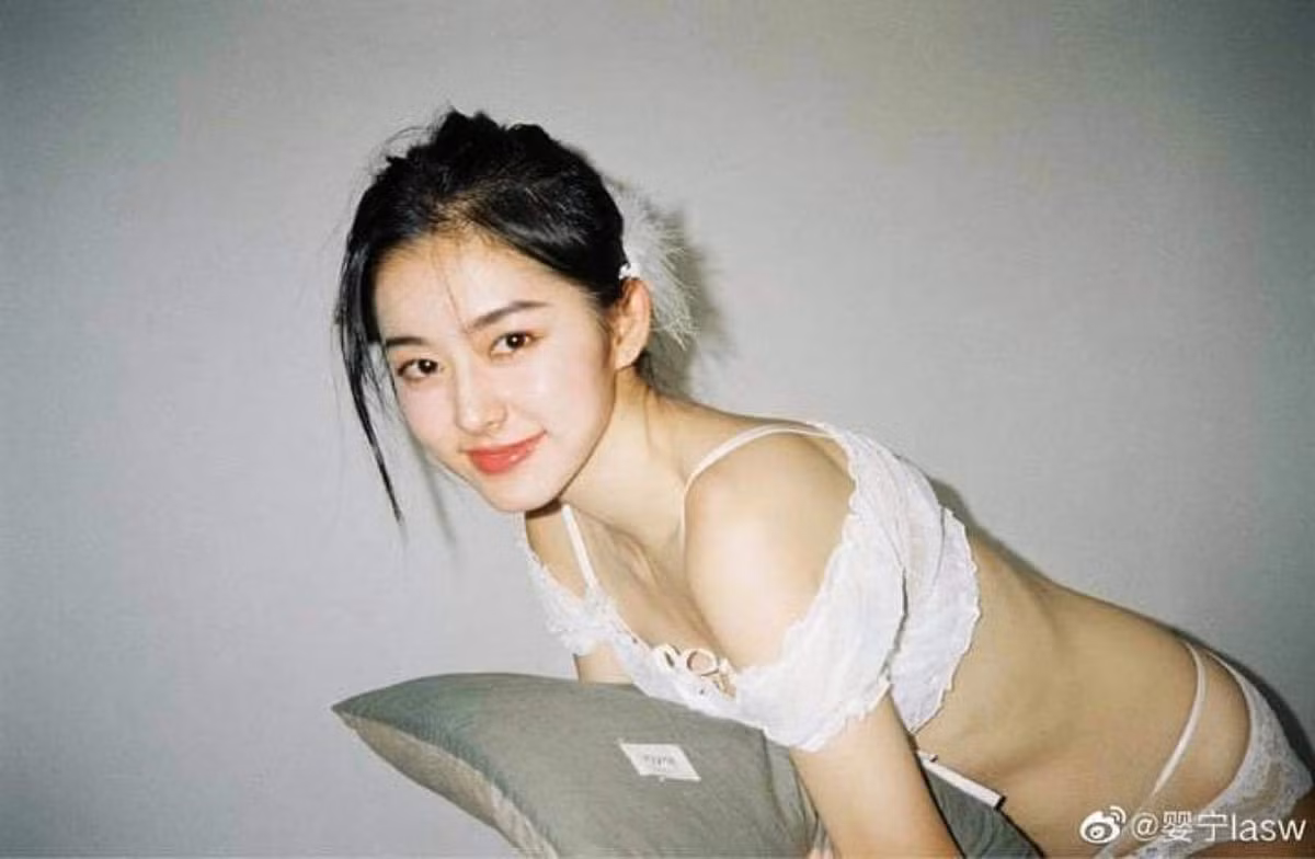 Bờ vai của Ying Ning được nhiều người nhận xét tạo thành 1 góc 90 độ hoàn hảo như móc áo nhưng không hề bị thô cứng, giúp cô tự tin chinh phục những thiết kế hở vai thanh lịch, sang trọng.