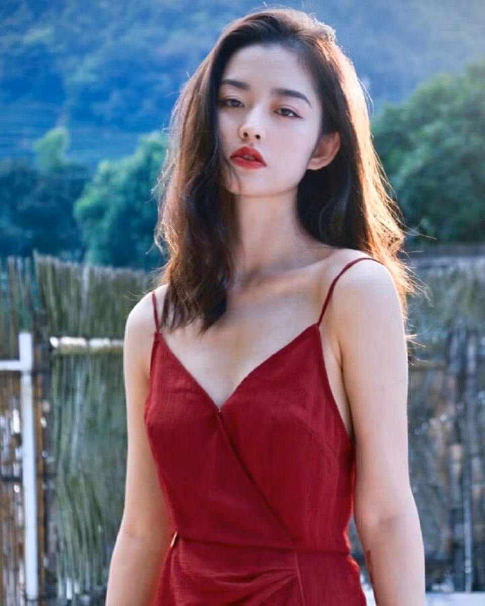 Nhờ có ngoại hình nổi trội nên từ lâu, Ying Ning đã nhận được rất nhiều lời mời hợp tác, làm mẫu của một số hãng thời trang nội địa.
