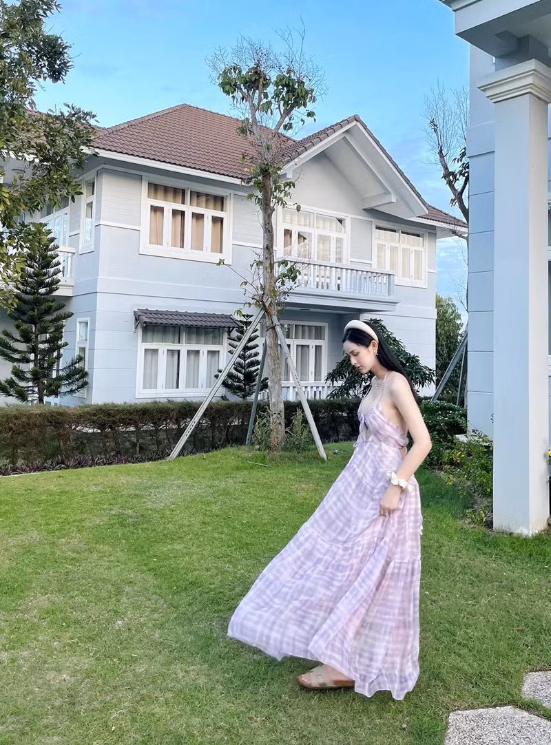 Phong cách thời trang của Tường Vi cũng trở thành tâm điểm bàn luận của netizen, đặc biệt là thời trang dự tiệc cưới.