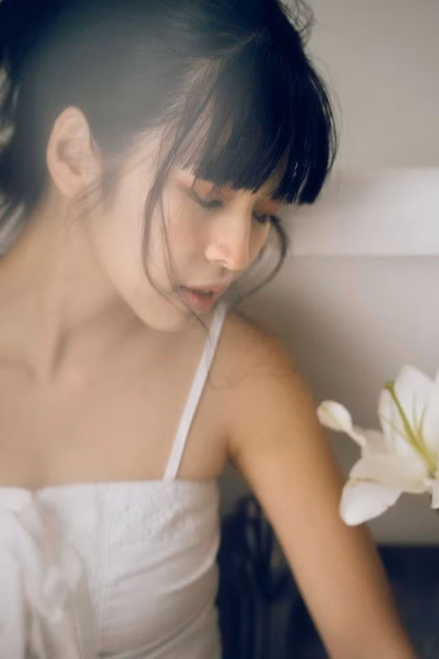 Nếu theo dõi Khánh Vân có thể thấy, cô nàng có tình yêu cực lớn cho váy vóc. Những thiết kế cô nàng ưu ái đều mang gam màu trắng, toát lên nét dịu dàng, bay bổng khiến người ta khó lòng rời mắt.