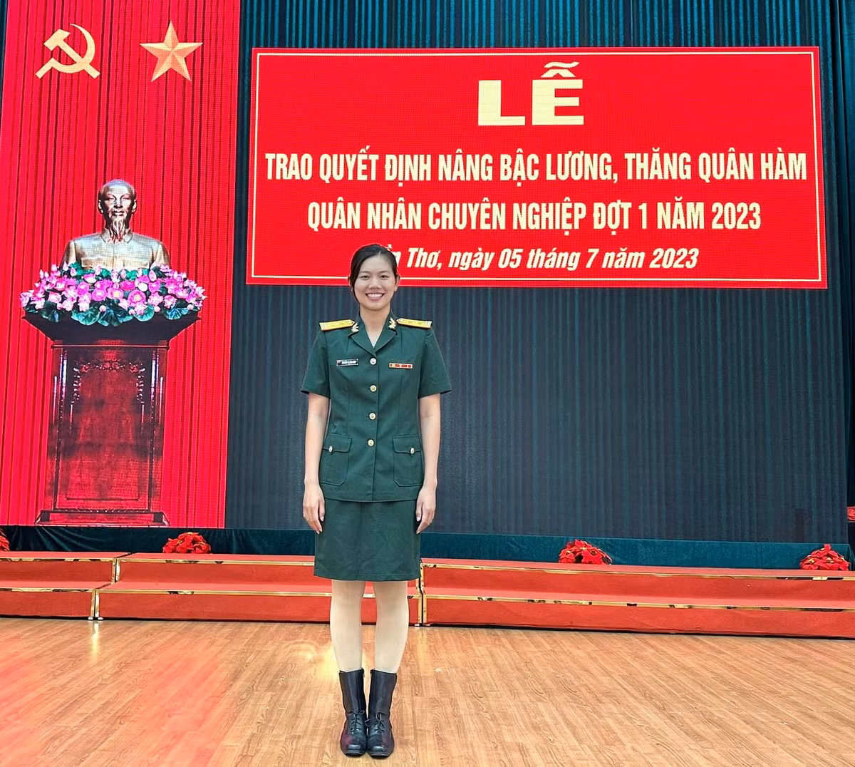 Ánh Viên diện bộ đồ quân nhân nghiêm trang, gương mặt nở nụ cười rạng rỡ. Cô chính thức trở thành Trung tá quân nhân chuyên nghiệp trẻ nhất Việt Nam vào ngày 5/7/2023, ở độ tuổi 26. Đây là thành tích vô cùng đáng tự hào với một nữ quân nhân.