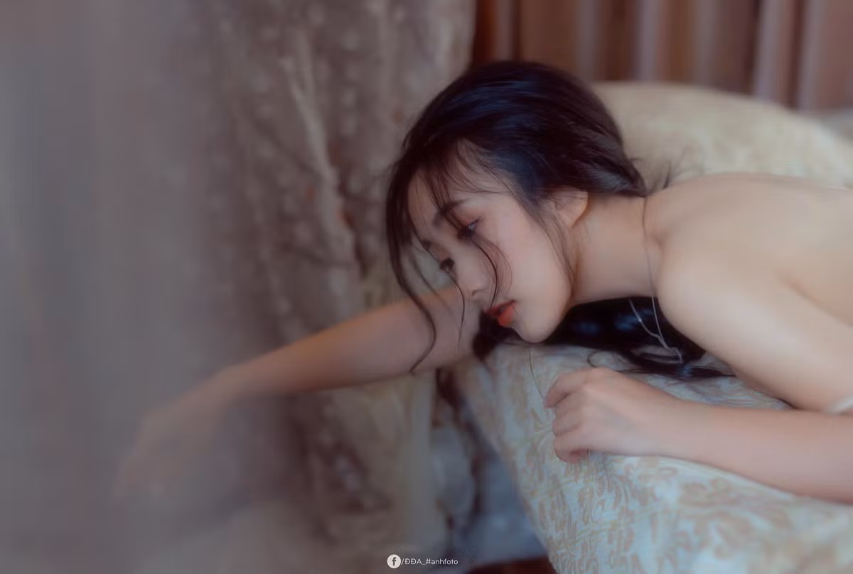 Tiêu Hạ (tên thật Lê Hà Phương) sinh năm 1995, là người mẫu ảnh được nhiều người biết đến trên mạng xã hội nhờ sở hữu nhan sắc xinh đẹp như "nàng thơ" cùng vóc dáng gợi cảm.