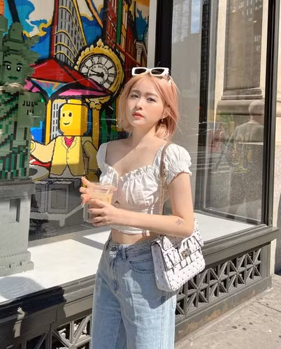 Không chỉ sở hữu ngoại hình xinh đẹp và thành tích học tập đáng ngưỡng mộ, Chao (tên thật Nguyễn Châu Anh) còn được biết đến như một “rich-kid”, TikToker gen Z đình đám.