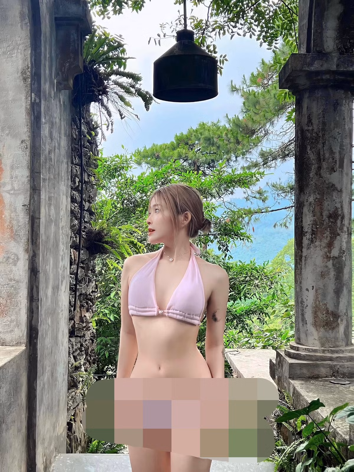 Ở tuổi 20, Chao tự tin mặc thoáng, khoe body của mình trên mạng xã hội. Dưới phần bình luận, netizen dành nhiều lời khen cho bộ ảnh của rich kid 2k3.