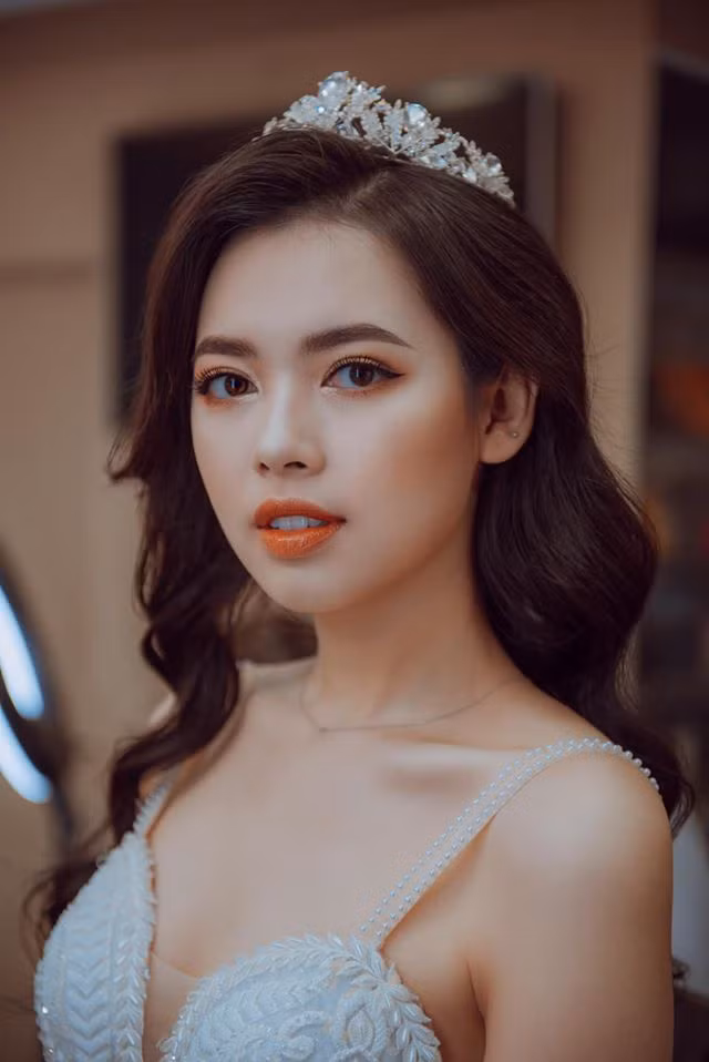 Bùi Thanh Hằng (26 tuổi) là giảng viên ĐH Xây dựng. Cô gây chú ý khi từng lọt top 5 Hoa hậu Hoàn vũ Việt Nam 2017.