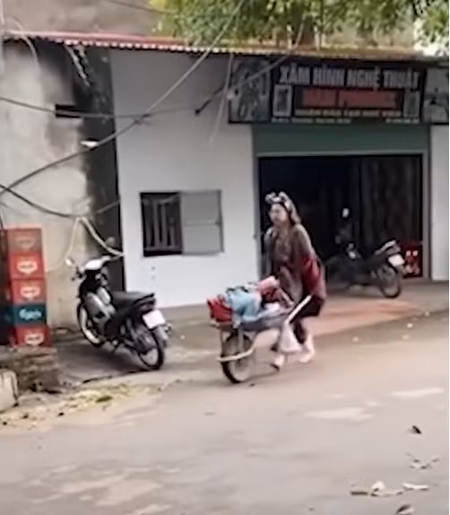 Lần tái xuất này hot girl Bella không còn “cầm nhầm” xe máy nữa mà đổi gió với bộ môn đẩy xe rùa, đi bộ thong dong trên đường khiến nhiều người ngạc nhiên.