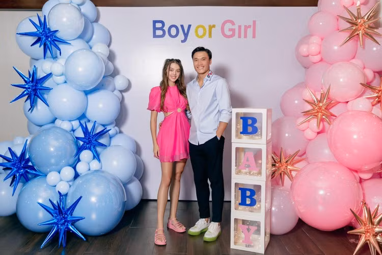 Dù gương mặt bầu bĩnh hơn trước nhưng ai cũng phải công nhận vợ Bùi Tiến Dũng vẫn giữ được nhan sắc xinh đẹp, làn da trắng mịn màng, cơ thể không bị phá nét dù mang bầu rất to.