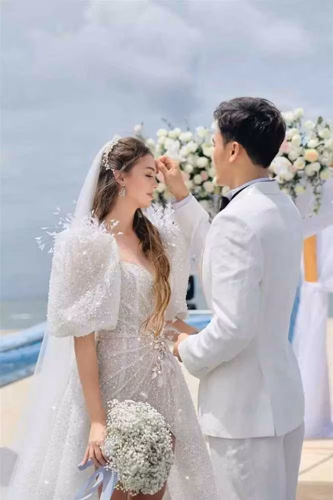 Trong khoảnh khắc chụp cận mặt, gái đẹp để lộ dấu hiệu của sự tăng cân.