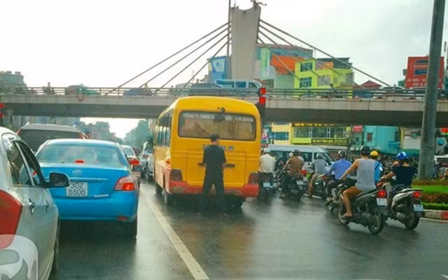 Trong số những thói hư tật xấu của tài xế Việt phải kể đến việc tiểu tiện giữa đường. Chẳng hiểu vì bí bách quá hay sao nhưng không ít các chủ xế hộp đã làm liều.