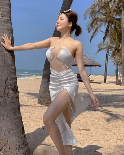 Thời gian gần đây, mỹ nhân 27 tuổi tích cực check-in trên sân golf và cô nàng cũng rất chịu khó đầu tư vào tủ đồ của mình những đồ tập golf trẻ trung, sành điệu.