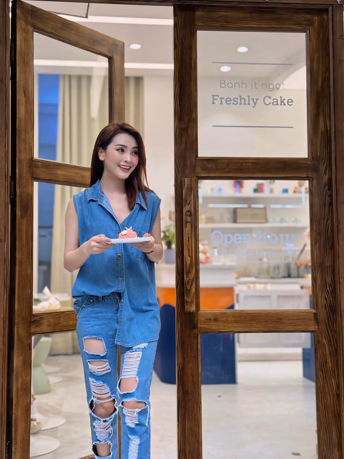 Những hình ảnh gợi cảm của Mù Tạt nhận được lời khen, khác hẳn khi lên sóng truyền hình.
