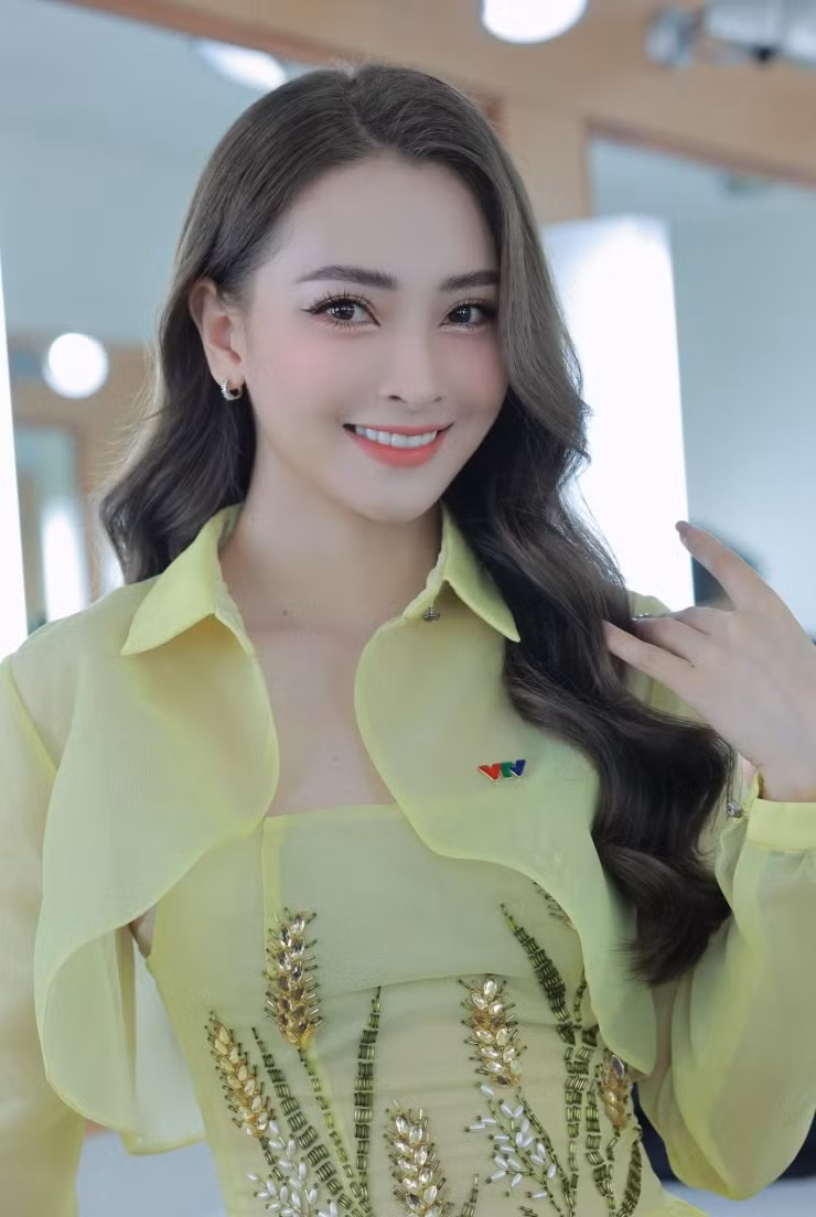 Công việc của tôi vô cùng bận rộn khi là một MC - BTV. Tuy nhiên, cứ đến mùa giải Euro hay những giải đấu lớn, tôi thường không bỏ sót trận đấu nào", nữ MC xinh đẹp chia sẻ trong buổi bình luận EURO 2024.