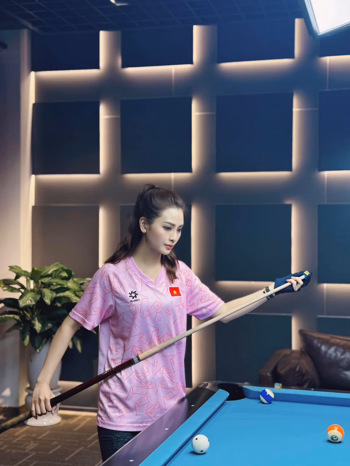 Mù Tạt ghi dấu ấn rất riêng trong lòng người hâm mộ. Có hình thể cân đối, cô thường chọn mặc trang phục tôn dáng ở đời thường.