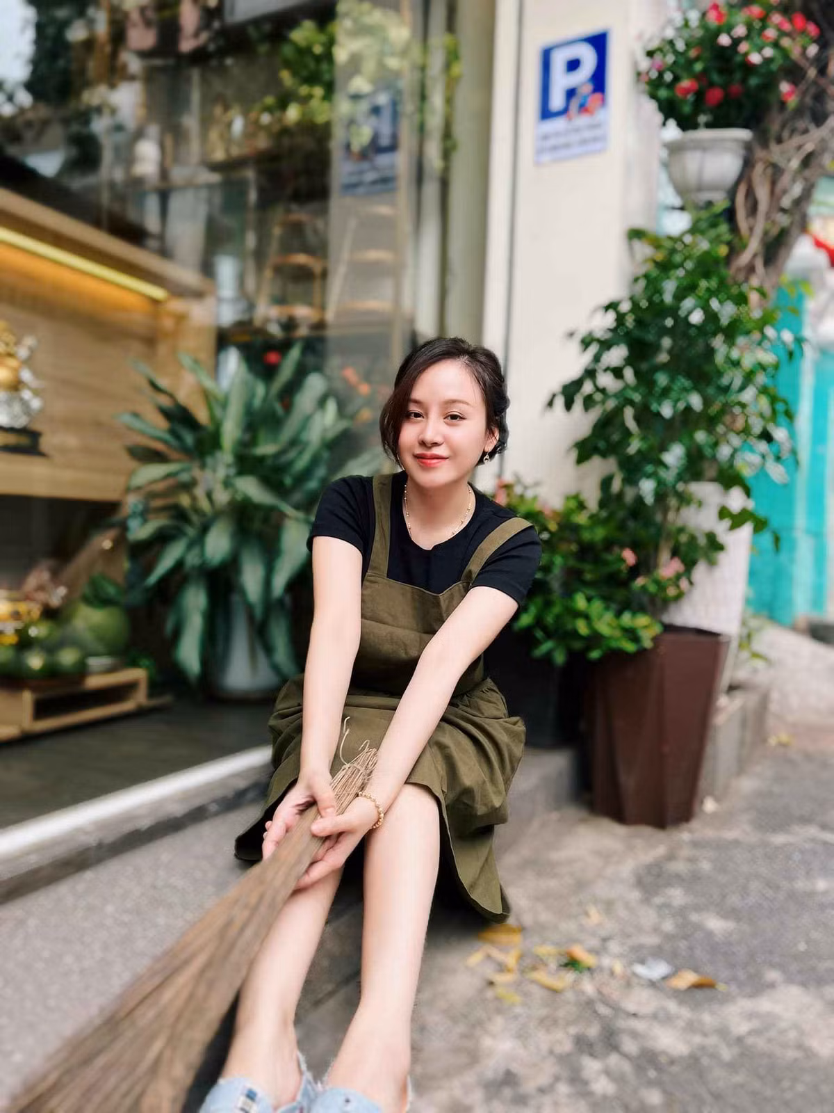 Đặc biệt, hot girl nóng bỏng ngày nào không còn chuộng thời trang gợi cảm, khoe body quyến rũ thay vào đó là những bộ cánh giản dị song vẫn năng động, trẻ trung.