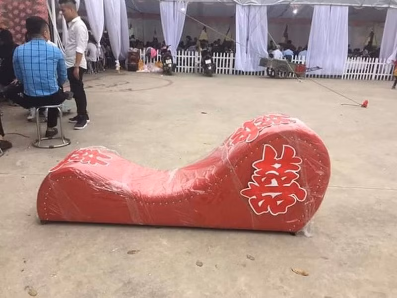 Vô vàn những ý kiến trái chiều về việc tặng ghế tình yêu cho cô dâu chú rể trong đám cưới đã được đưa ra.