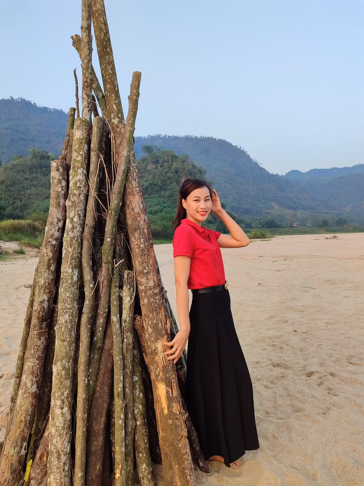 Về hình ảnh đẹp của cô giáo Hoàng Minh Diệp đang được cộng đồng mạng ngợi khen, Hiệu trưởng Trường Tiểu học và THCS Minh Chuẩn cho biết - hôm đó, nhà trường chỉ đăng lên mạng xã hội để động viên các giáo viên, đồng thời để mọi người chia sẻ với thầy cô giáo kiên cường khắc phục sau lũ.