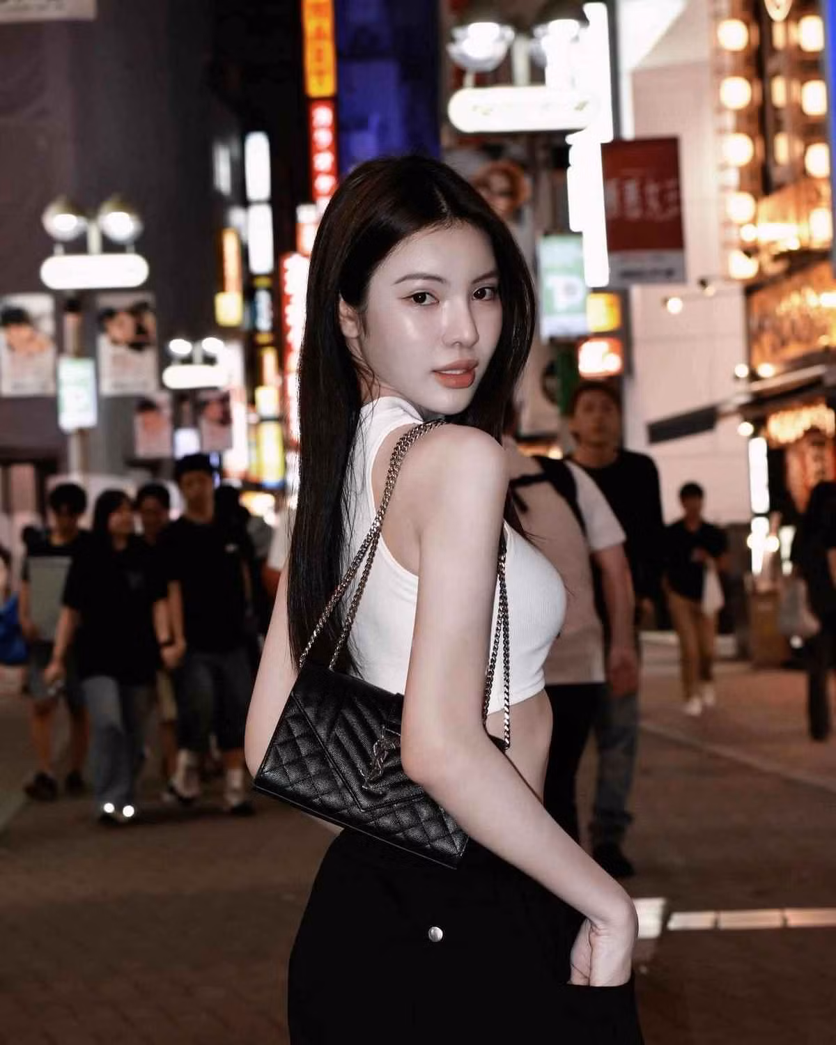 Á hậu Tường San không ngần ngại chọn những bộ cánh tôn lên vẻ đẹp mềm mại, giúp hình ảnh của mình trở nên gần gũi nhưng vẫn giữ được sự chỉn chu.