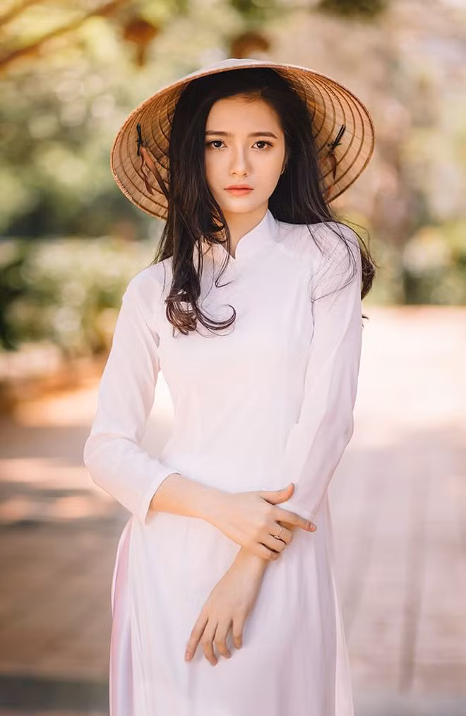 Quả thật, bất cứ ai bắt gặp bộ ảnh áo dài của nữ sinh Dược này cũng phải xuýt xoa khen ngợi vì nhan sắc có chút lai Tây, thần thái quá xuất sắc.