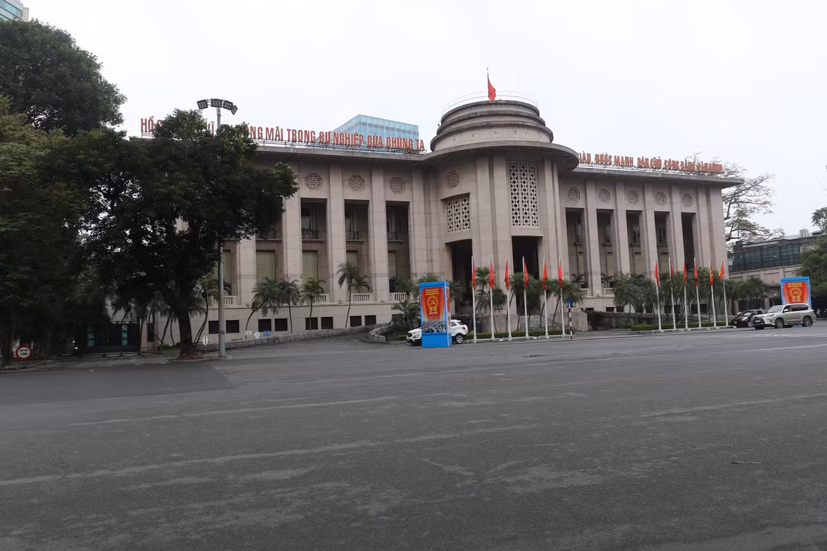 Những con phố hàng ngày đông đúc, xe cộ qua lại như mắc cửi giờ chỉ còn lặng lẽ với sự thưa thớt.