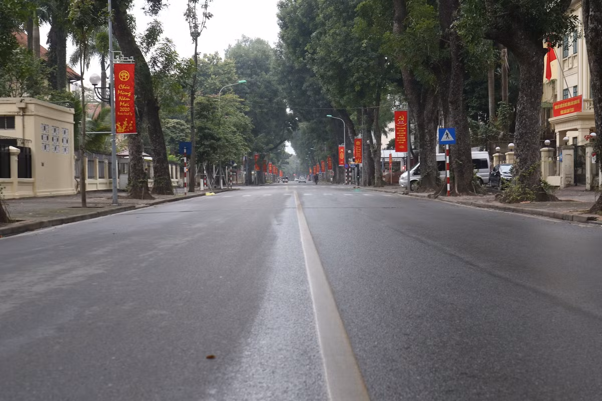 Trong tiết mưa phùn và cái lạnh se se, bước ra đường, người Hà Nội ngỡ ngàng với cảnh đường phố vắng lặng chiều 30 Tết.