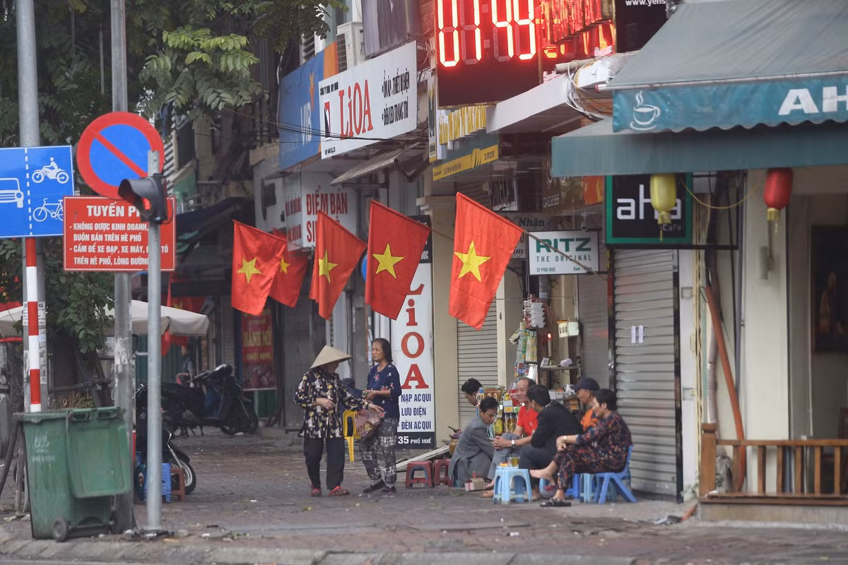 Một số quán trà đá vẫn tranh thủ mở đến chiều cuối năm, nhưng khác với thường ngày, chiều 30 Tết là hình ảnh vắng lặng của 1 Hà Nội rất xưa cũ, nên thơ.