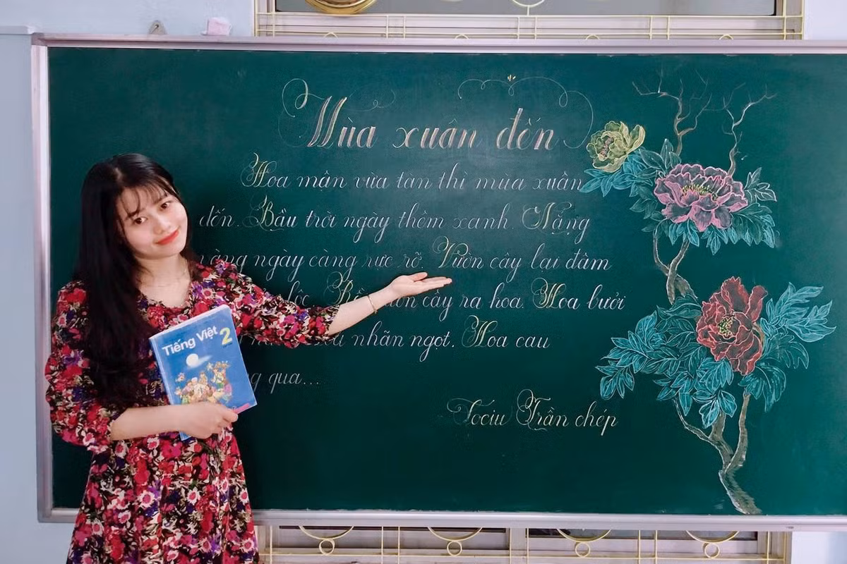 Mới đây trên MXH, những tấm bảng được tô điểm hoa lá khiến dân tình phấn khích. Theo tìm hiểu, tác phẩm vẽ tranh trên bảng là của cô giáo có tên Trần Thị Mộng Lành.