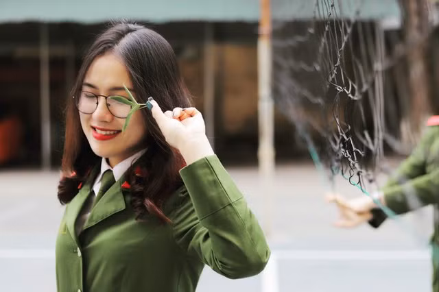 Chia sẻ với Zing, nữ thủ khoa cho biết hành trình đến với công việc cứu hỏa chưa bao giờ là dễ dàng. Đặc biệt khi là con gái, để học tốt các môn kỹ thuật cô phải cố gắng, nỗ lực hết mình. Thời điểm mới vào trường, cô khá áp lực vì không quen với sự rèn luyện vất vả ở môi trường lực lượng vũ trang. Nhưng niềm đam mê màu áo xanh cảnh sát đã giúp Giang vượt qua mọi khó khăn.
