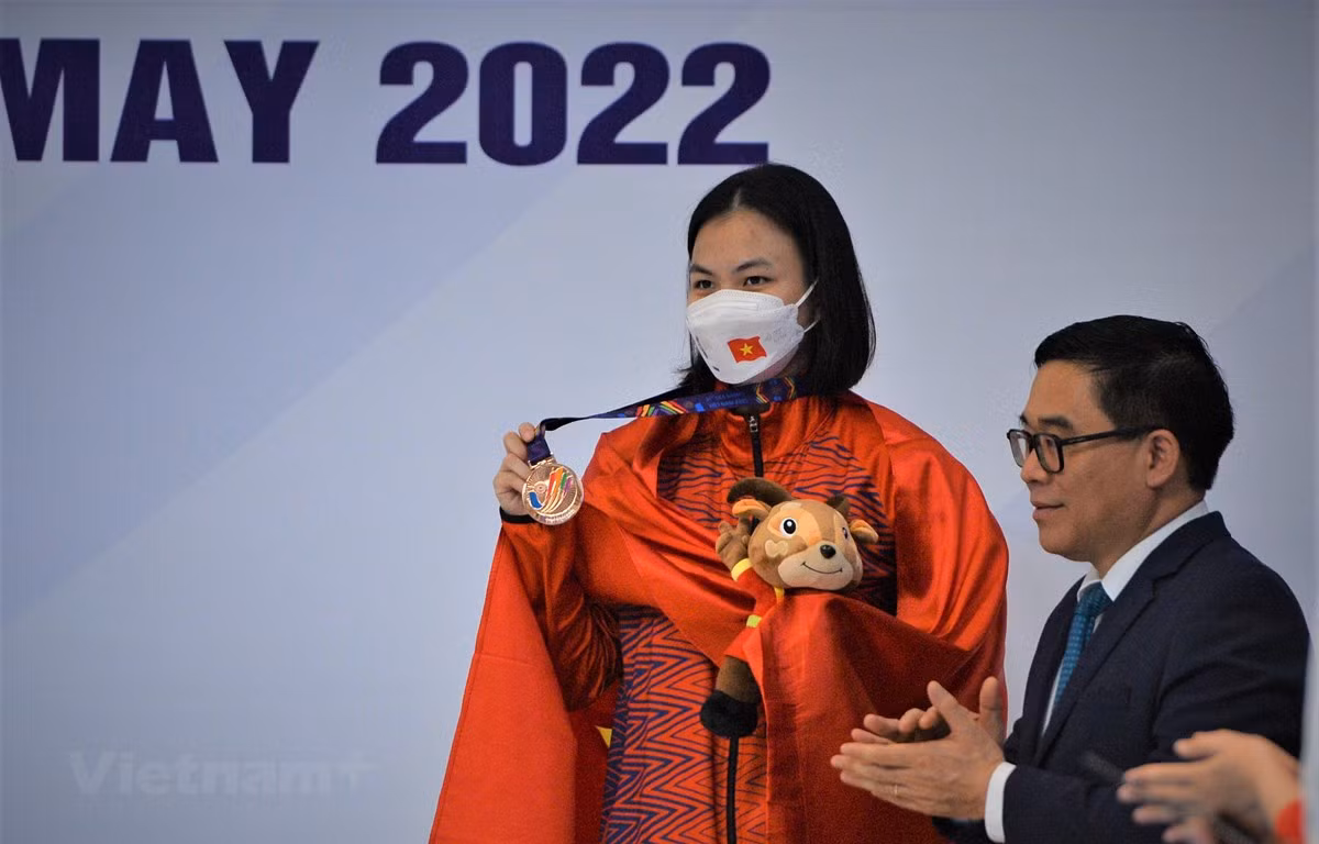 Ngô Phương Mai chính là VĐV mang về tấm huy chương đầu tiên cho đoàn thể thao Việt Nam (TTVN) tại SEA Games 31. Thành tích của cô gái này đó là tấm HCĐ nội dung đơn nữ cầu mềm 1m.