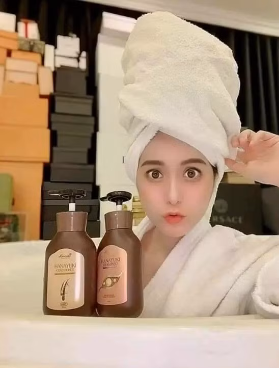 Quyết định thu hồi của Bộ Y tế cho thấy sản phẩm không chỉ chứa chất hóa học vượt ngưỡng mà còn có nguy cơ nhiễm vi sinh vật, đe dọa sức khỏe người dùng. Điều này hoàn toàn trái ngược với hình ảnh “an toàn tuyệt đối” mà Đoàn Di Băng từng vẽ ra trong các livestream bán hàng.