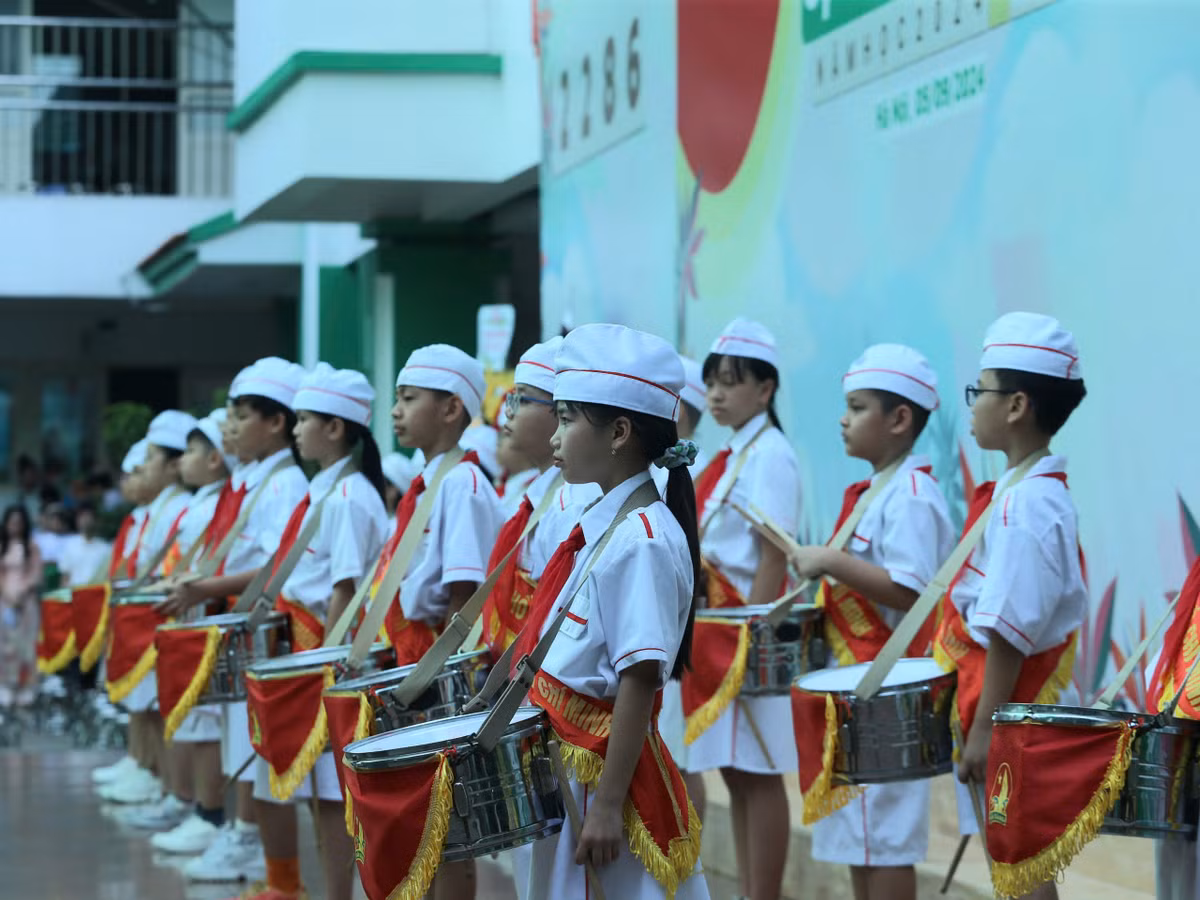 Chứng kiến dàn trống nghi thức đội của trường tiểu học Lê Quý Đôn nhiều bậc phụ huynh cảm thấy bồi hồi.