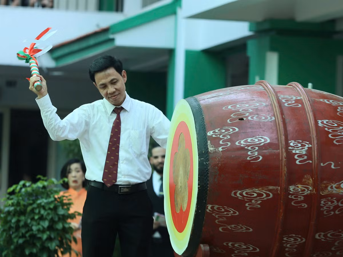 Thầy hiệu trưởng trường tiểu học Lê Quý Đôn đã đánh tiếng trống khai giảng năm học mới.